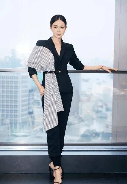 佟大为老婆关悦穿得真高调,穿黑色高开叉连衣裙,气质