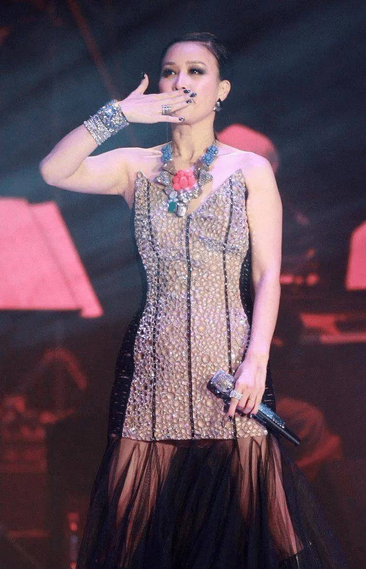 那英这次真拼了,穿紧身抹胸连衣裙秀身材,却勒出粗腰宽胯好尴尬_黑色