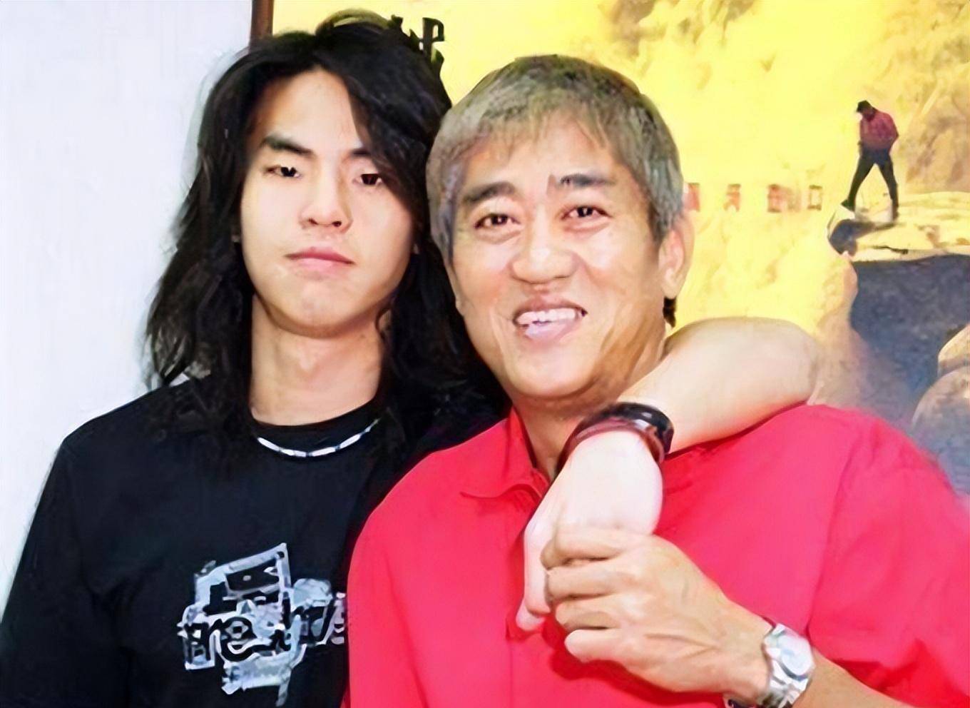 2岁女儿像爷爷柯受良,骑爸爸脖子撒欢太温馨_朵拉_肩膀_朋友家