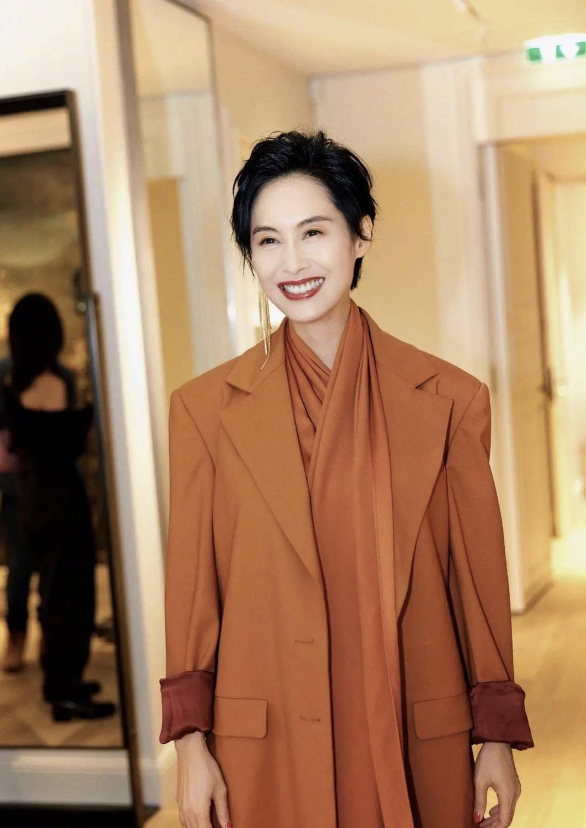 还记得那年的紫霞仙子吗?如今身穿一字肩连衣裙,优雅又妩媚!