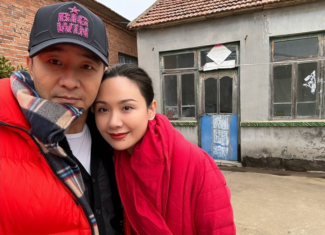 郭晓东和老婆程莉莎站在农家小院里合影本次郭晓东晒出的四宫格照片中