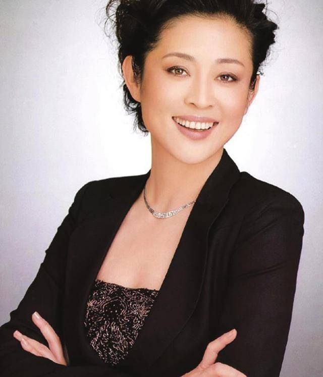 倪萍:五次恋爱,三婚两离,同居六年惨被抛弃,47岁收获