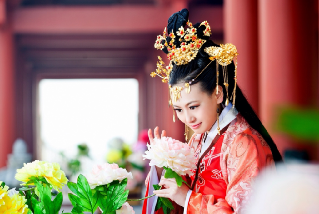 李秀宁忽然感到前所未有的孤独,她意识到,自己已经不再是柴绍妻子的