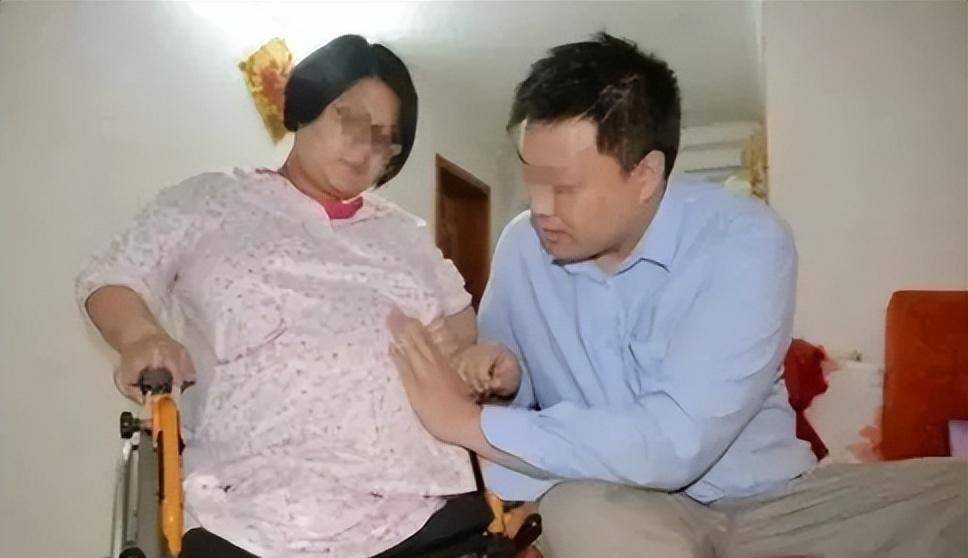 "无腿妈妈"不听劝阻,试管生下双胞胎男孩,如今生活令人动容