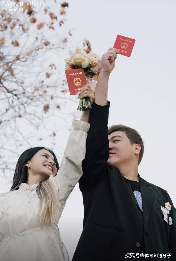 其实这不是颜丙涛第一次结婚了,此前颜丙涛曾经结过一次婚,但没想到