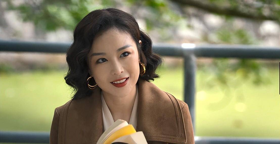 《狂飙》扮演黑帮大佬女人陈舒婷的高叶,真实年龄才32岁!90后!