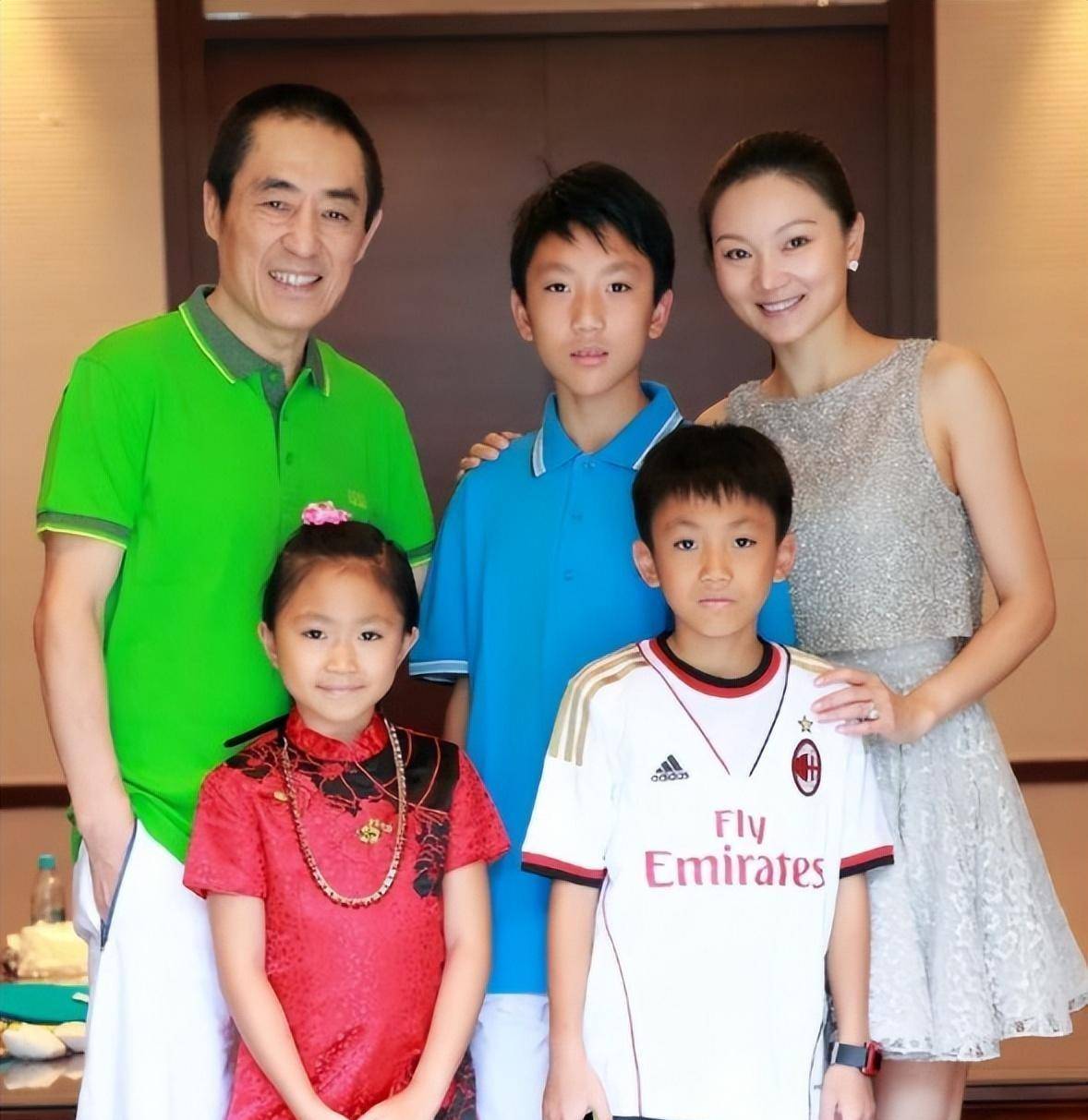 73岁张艺谋的私心:把女儿带进圈,如今又在《满江红》强捧大儿子_肖华