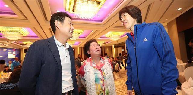 昔日女排主帅,和郎平亦师亦友,前妻意外离世后,二婚娶女排队员_陈忠和