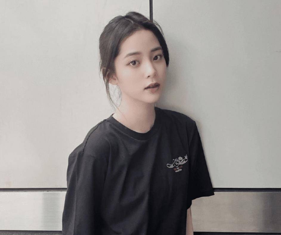 谁说欧阳娜娜侧脸不出众?当她晒出她的侧颜后,瞬间了