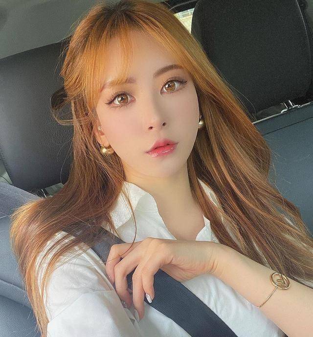 26岁车模小姐姐,"葫芦型"身材惹人羡慕,或是这项运动的功劳_搜狐汽车