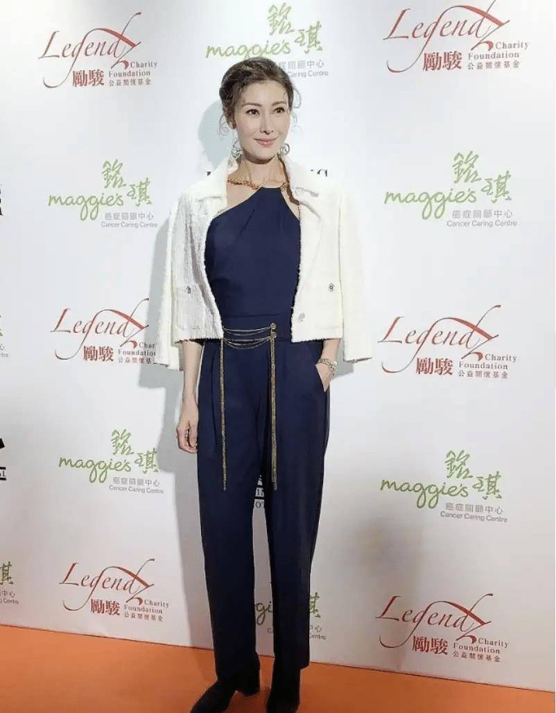 李嘉欣罕见"大胆"打扮,荧光黄西装直接配内衣,哪像是豪门阔太_方式