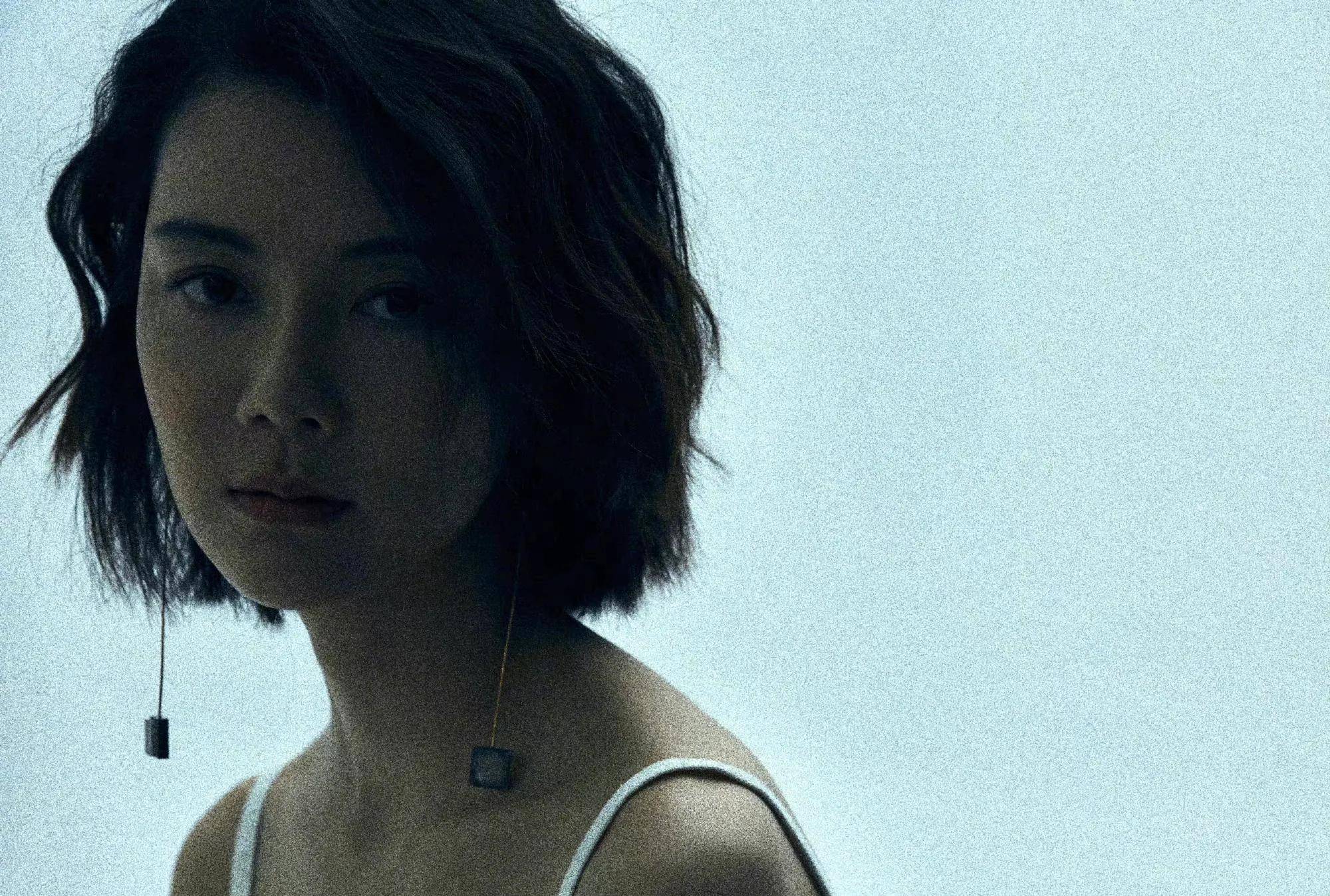 车晓身高足足有一米七,看起来十分高挑纤瘦,她常常以一身职业装示人