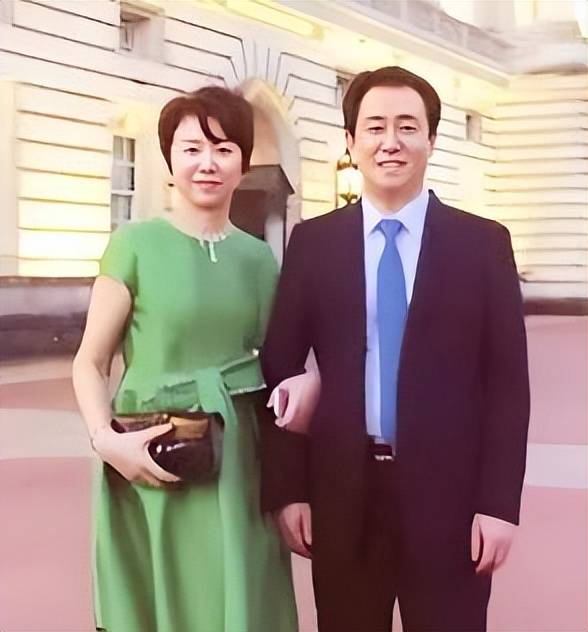 不也是一样,只不过丁玉梅跑的比龙菲更早,带走的钱也更多,在李铁和