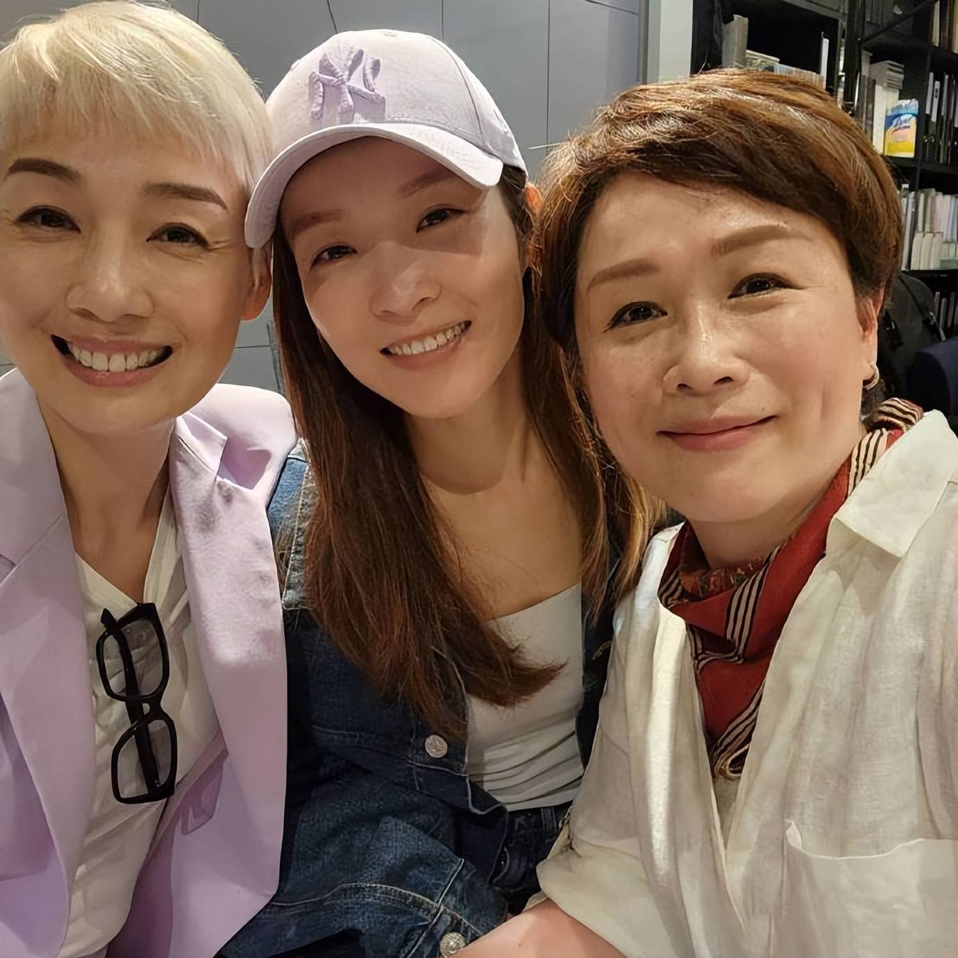 刘晓彤依然与圈中众人保持来往,经常与郑裕玲,吴美珩,丘凯敏,顾纪筠