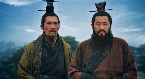 他气得捶自己胸口,还吐了血:正旦,马种上寿于马超,马超捶胸吐血曰:阖