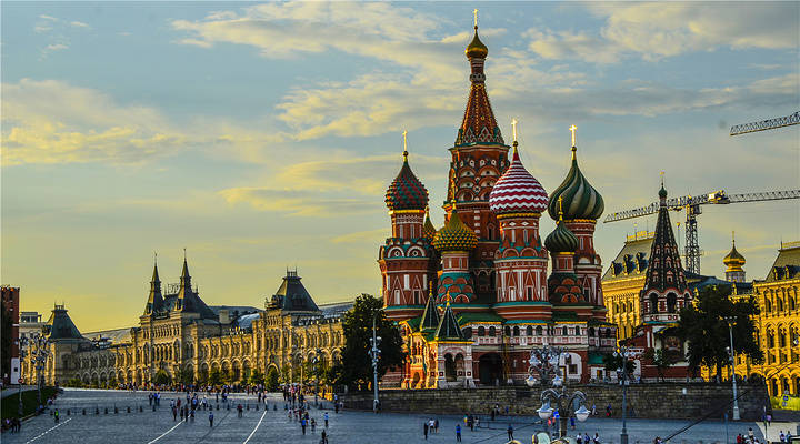 圣瓦西里大教堂:这座色彩缤纷的教堂是俄罗斯最具代表性的建筑之一,其