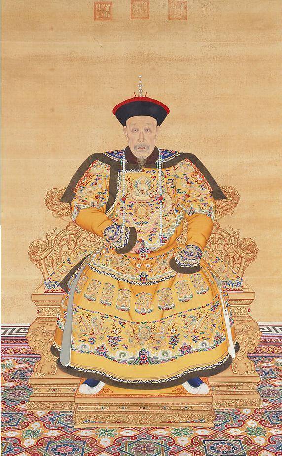 以乾隆的朝服像为例,画中的乾隆已经上了一些年纪,胡须泛白.