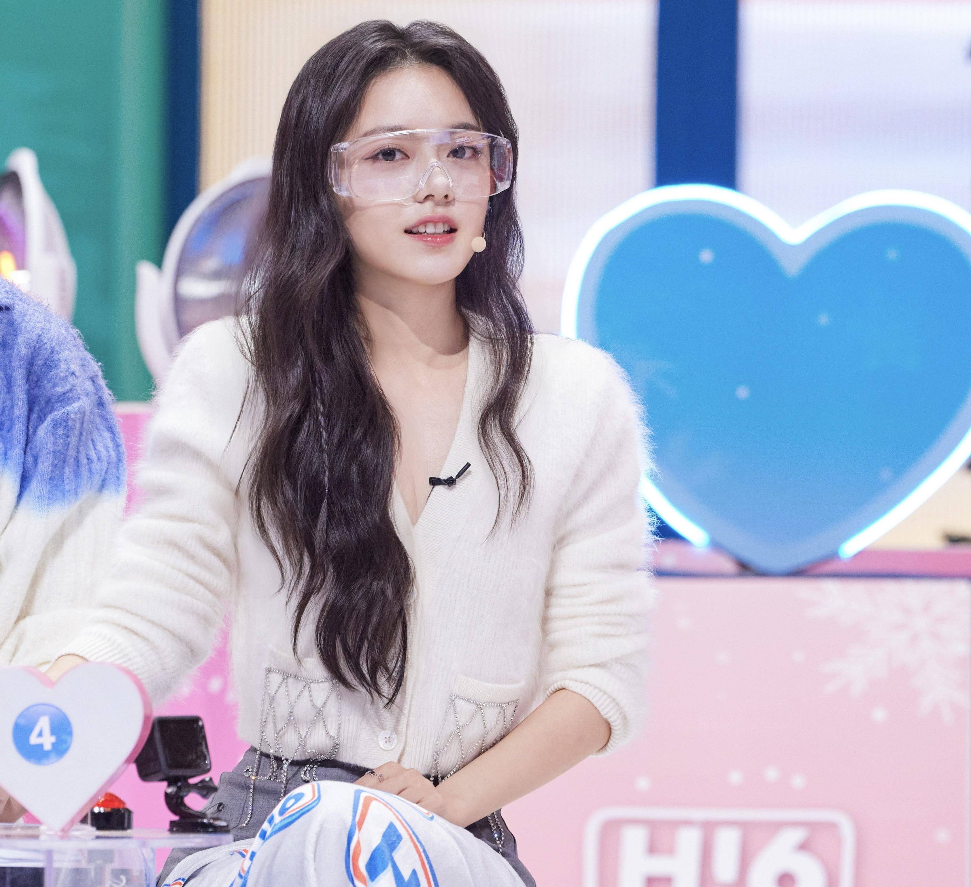 赵今麦还在演偶像剧,张子枫却开始合作大叔了,造型又土又村_赵又廷