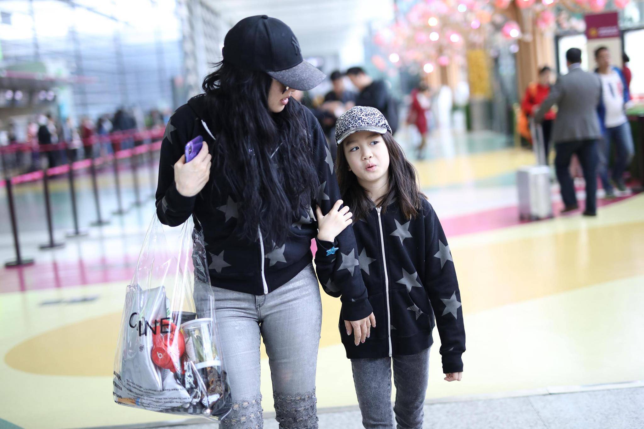 有网友称赞考拉"从小美到大",认为她继承了妈妈钟丽缇的优良基因,长大