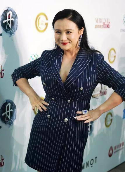 冉莹颖终于翻车了,真空穿条纹西装裙撑出130斤,但气场好强大_版型_方