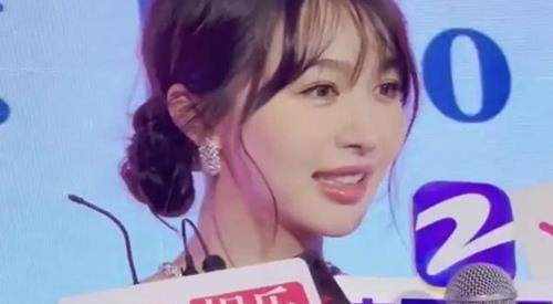 李菲儿自爆不认识baby11月28日,李菲儿参加某场活动接受媒体采访时