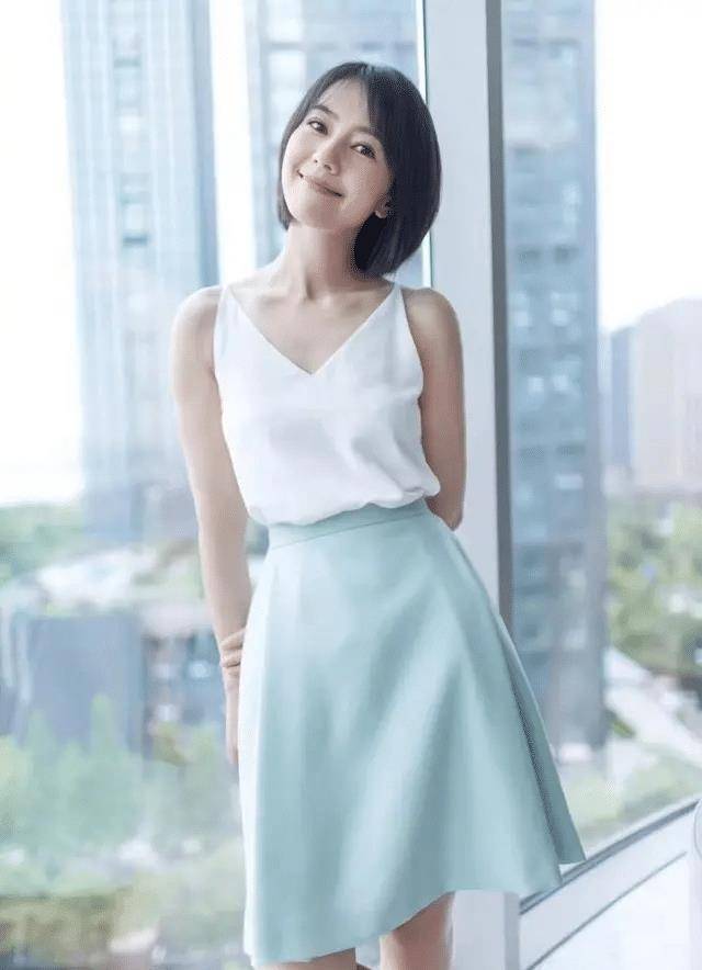 40岁高圆圆气质真优雅,穿白衬衫配阔腿裤很高级,教科书般的气质_效果