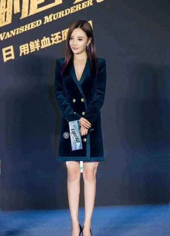 李小璐越来越放飞自我,牛仔裤就用几条铁链固定,蚂蚁腰好惹眼_身材_的