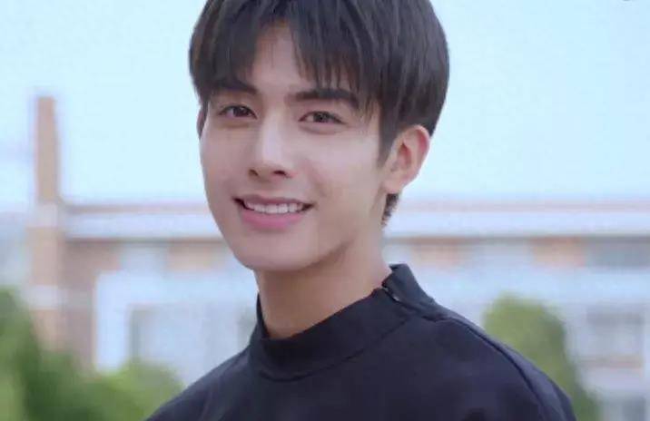 据了解,宋威龙曾是欢娱影视旗下的一名演员,但近期在欢娱影视的官方