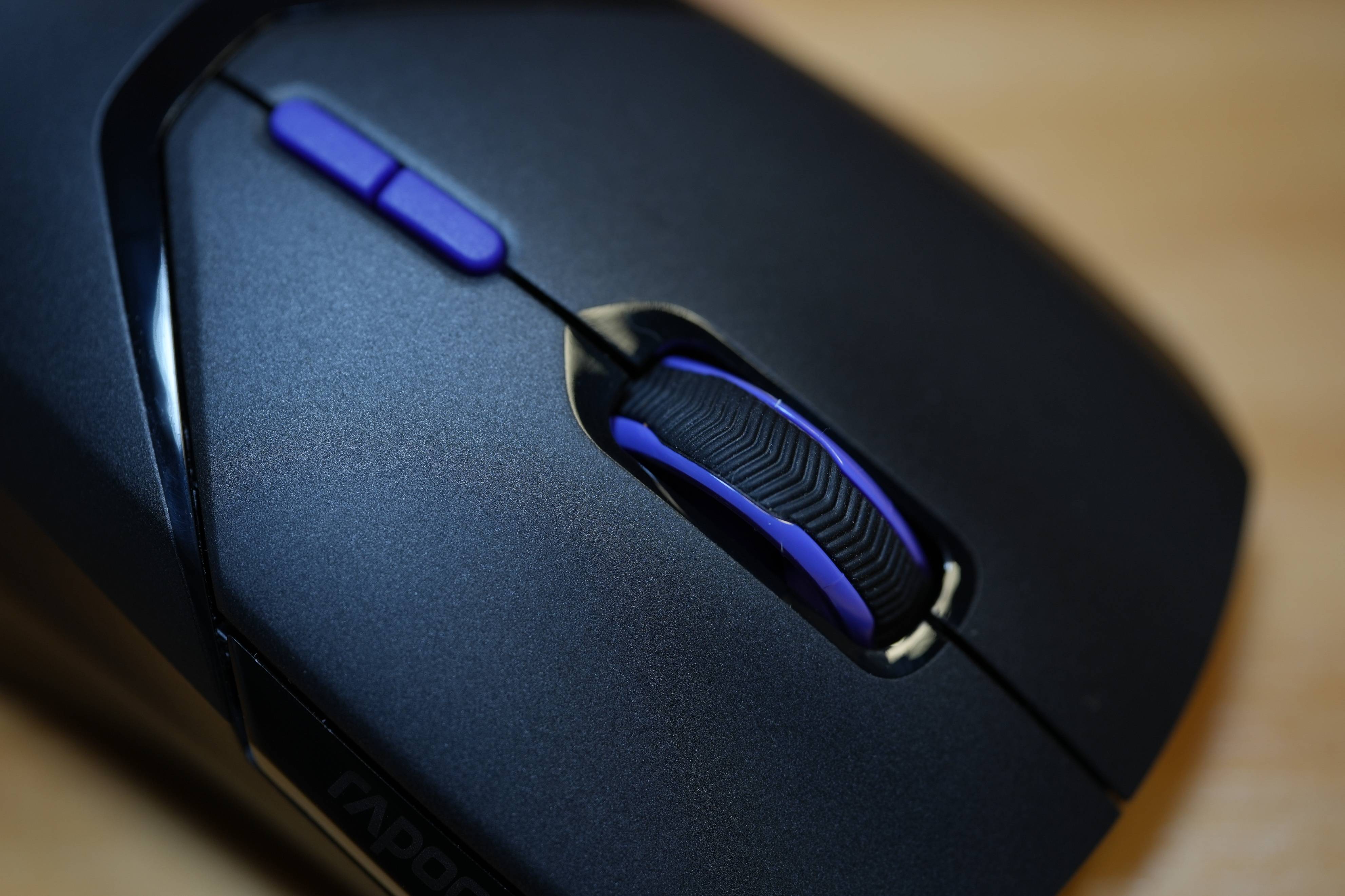 雷柏还有小惊喜的设计,那就是在鼠标右侧增加了带有品牌logo的饰板