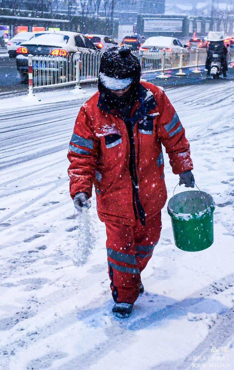 环卫工人扫雪背影图片