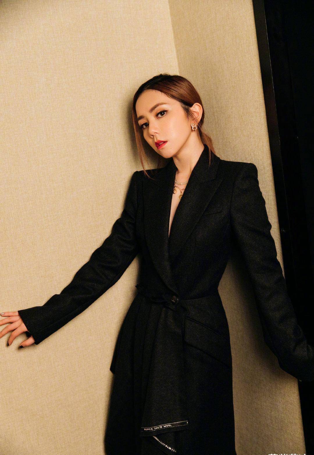 "皮裤死忠粉"邓紫棋,造型饱受非议,如今裙子穿搭"香极