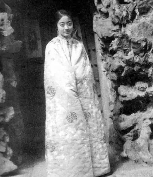 然而,婉容嫁给溥仪后的生活并不幸福.