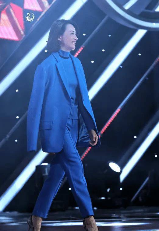 董卿无滤镜下太妖娆了,一袭紧身裙秀蚂蚁腰,不愧是"央视一姐"_身材