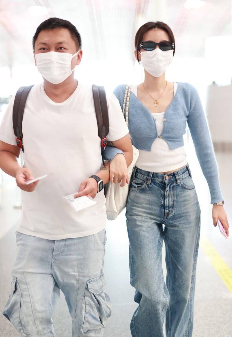 孙怡走机场真放得开,穿露脐装手挽经纪人,董子健也不管管_身材_气质