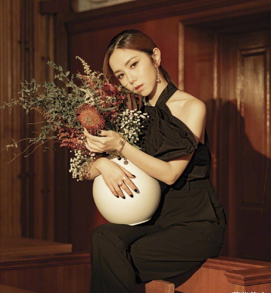 "皮裤死忠粉"邓紫棋,造型饱受非议,如今裙子穿搭"香极了"_时尚_设计