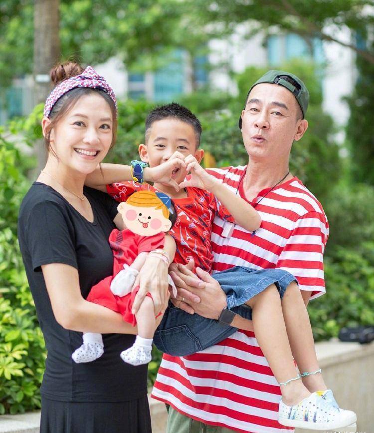 连孕妇照都是陈小春拍的,被歌手的