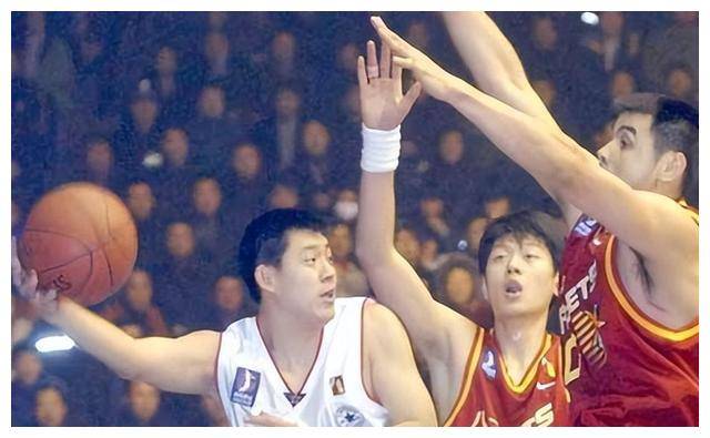 他在首场比赛中独得22分,为国家队赢得了胜利.