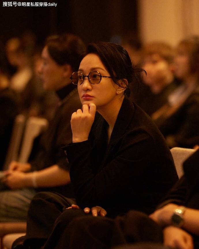 周迅把西装松穿出弛感!