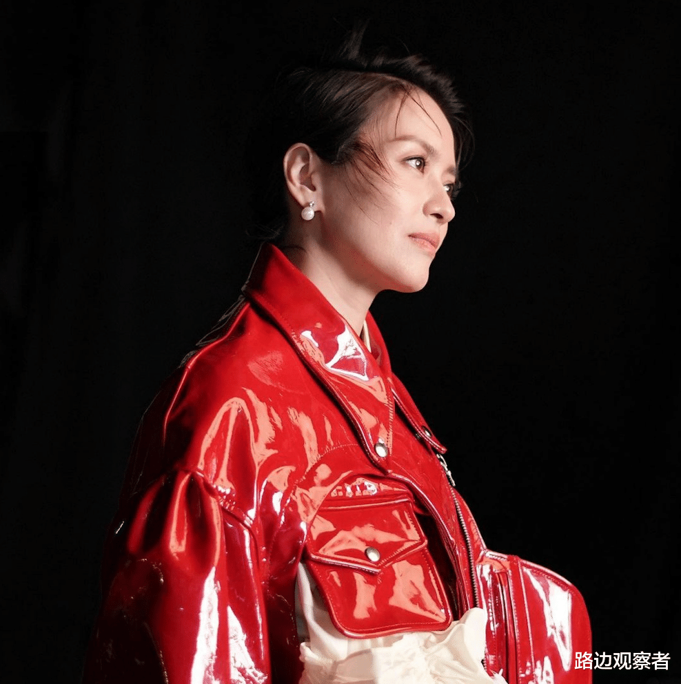 梁咏琪台北小巨蛋献唱,低胸装束性感亮相,连唱8首经典歌曲为个唱热身