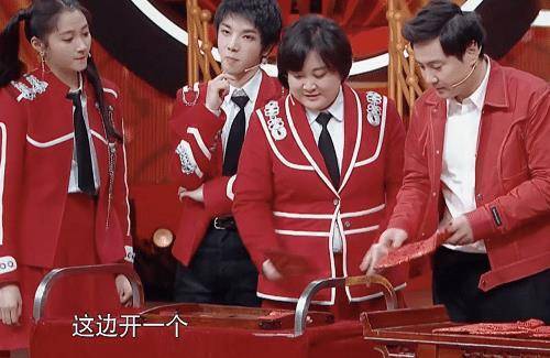 王牌:吃饭时华晨宇关晓彤坐一块,谁注意花花的小动作?很避嫌!