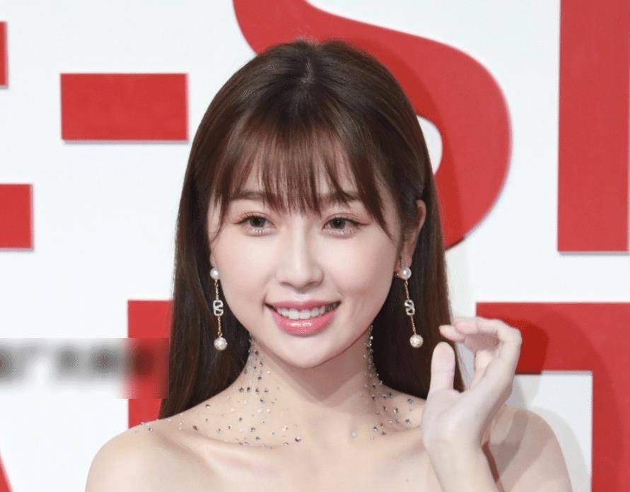 虞书欣走简约风,身穿连体裤亮相红毯,身材让我酸成精!