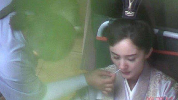 杨幂片场疑甩脸色 具体详情画面曝光一细节引热议