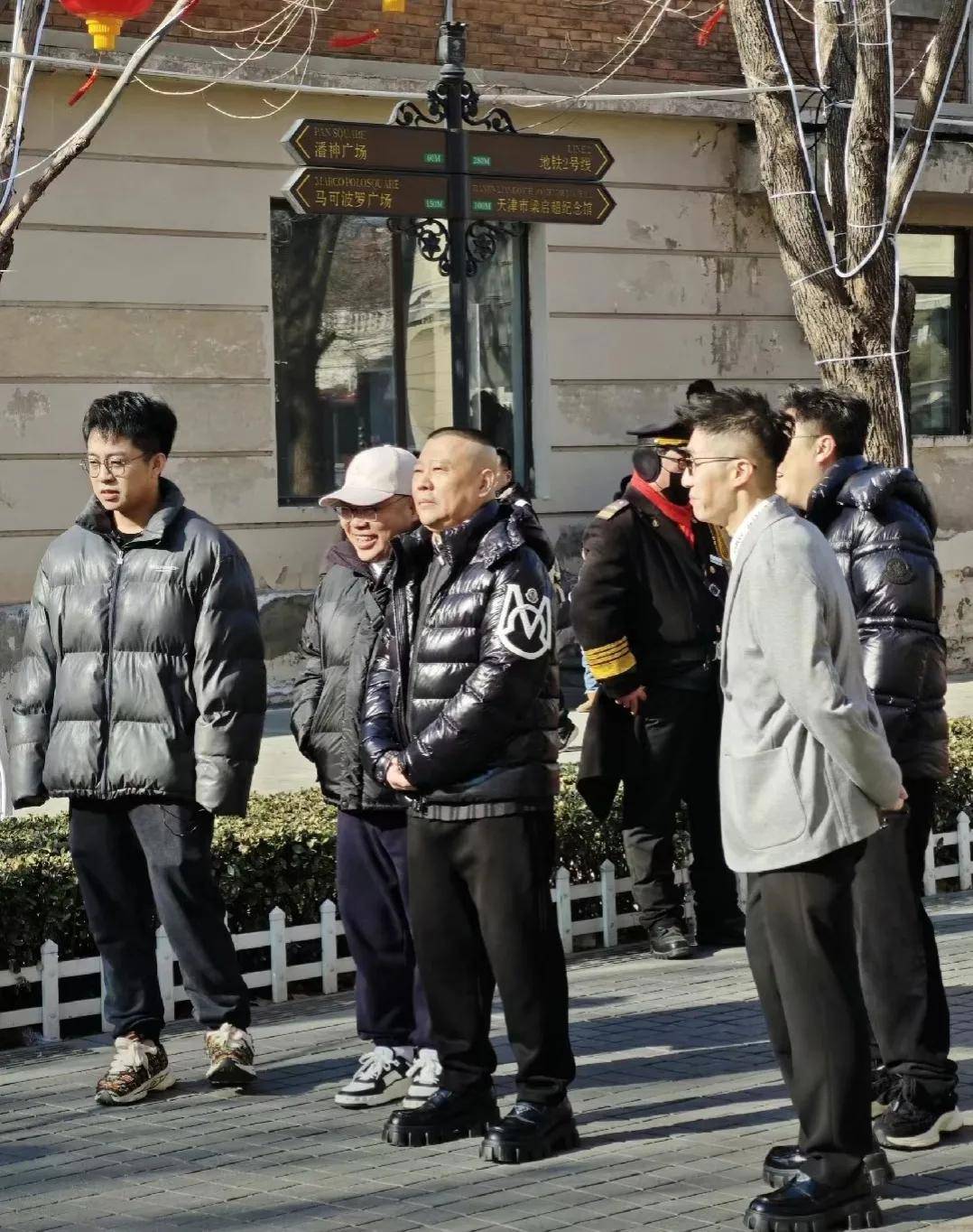 要说吸引人的不是郭德纲穿的一看就很贵羽绒服,而是脚上的一双鞋,鞋底