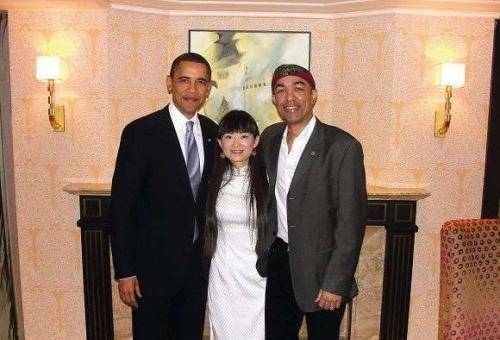 他是奥巴马弟弟,放弃高薪来华发展还娶河南美女,称:从