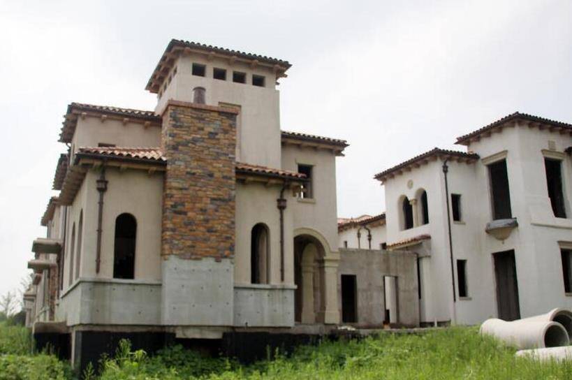 重庆"奢华"的烂尾别墅区,停工十余年,业主却被开发商