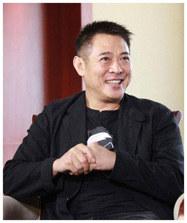 李连杰,皮肤斑驳头发稀疏,与利智同框星范荡然无存.__