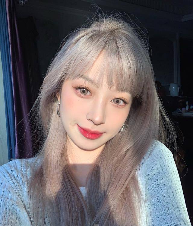 最近很流行一种发色,它叫"漫画灰",显白时髦,明星们都抢着染_长发