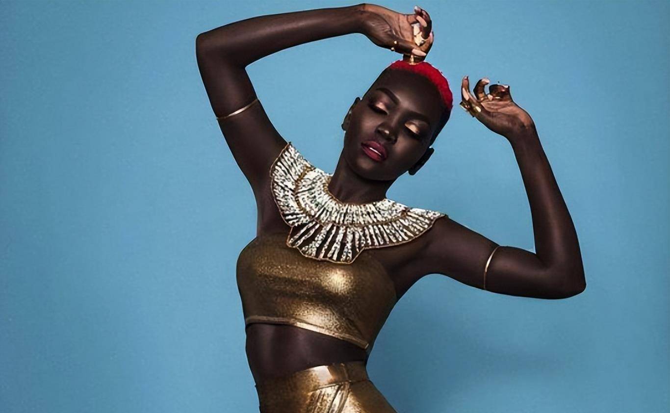 世界最黑模特,连牙龈嘴唇都是黑的,却美得让人难以