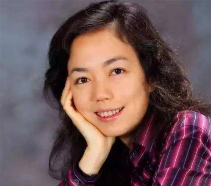 而李飞飞则在餐馆做清洁工,放学后忙碌于洗碗,拖地和擦玻璃的工作中