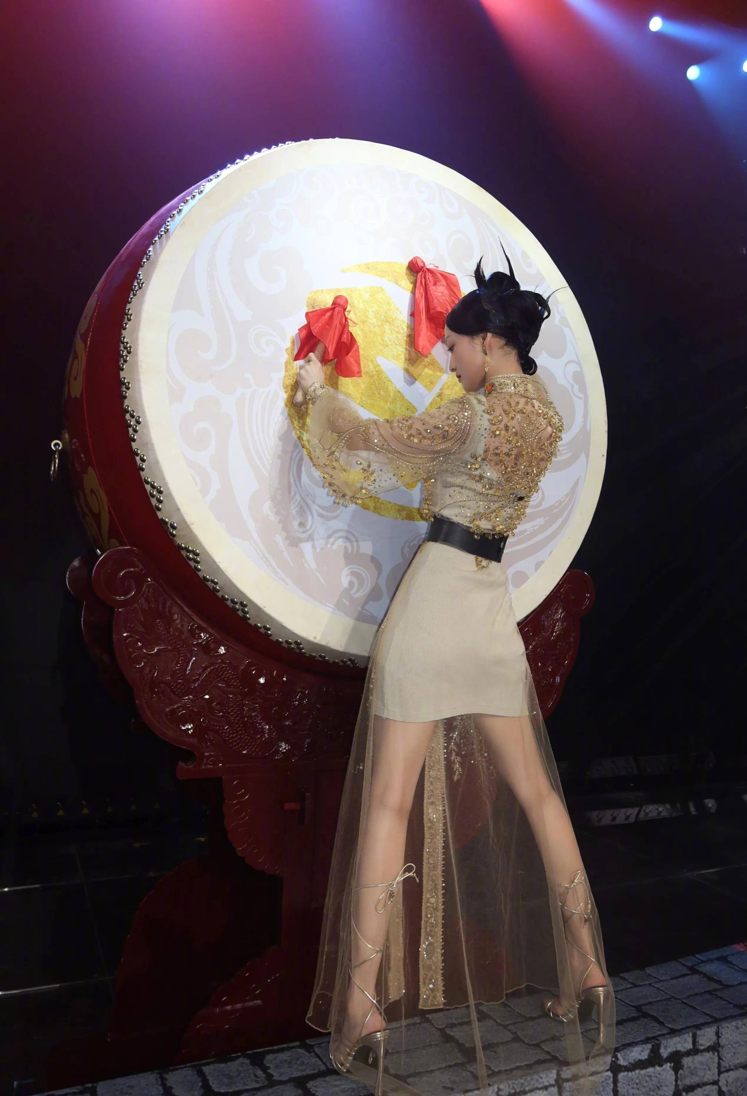 当歌手张韶涵在舞台上穿上丝袜时,朋友们说:歌也好听,人也好看_翅膀